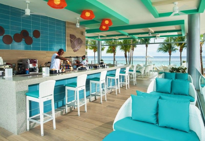 poolside_bar.jpg
