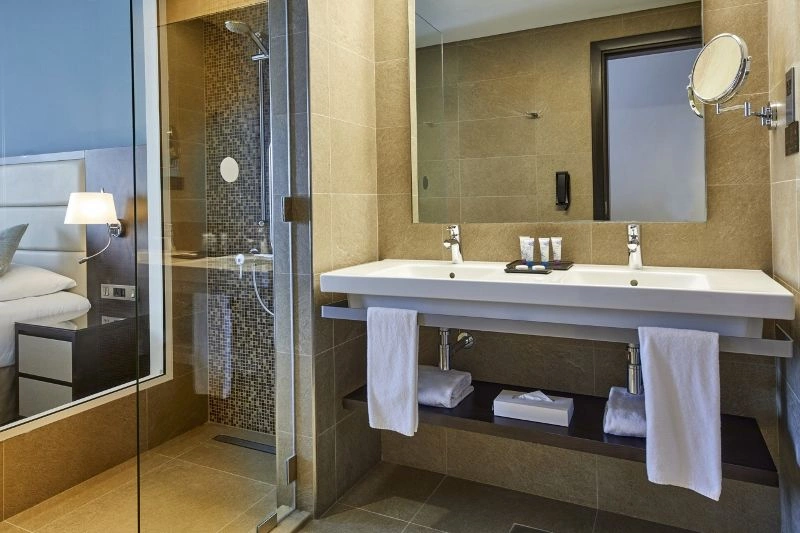 DUB_20_162_-_Double_room_bathroom_(800x533).jpg