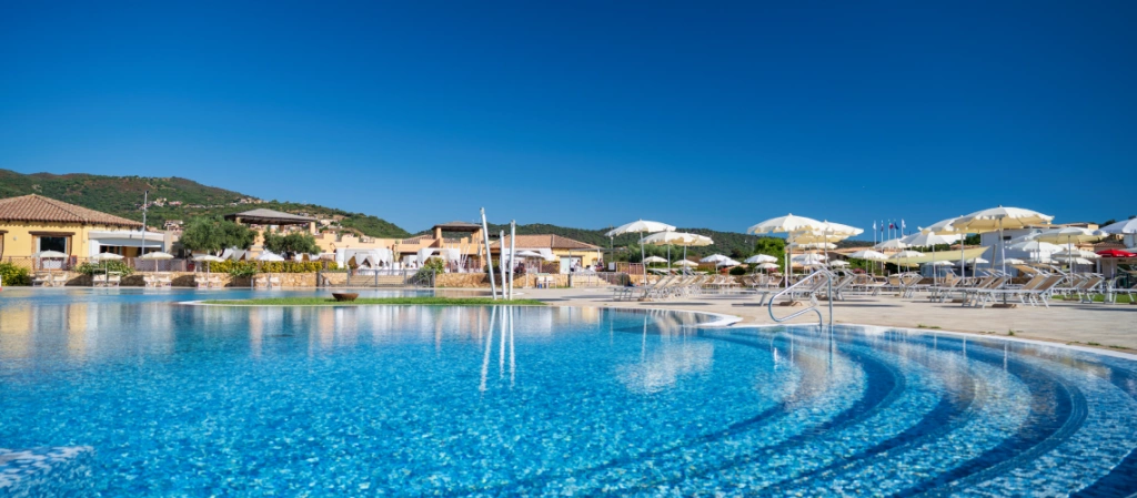 11-janna-e-sole-piscine-exterieure.png