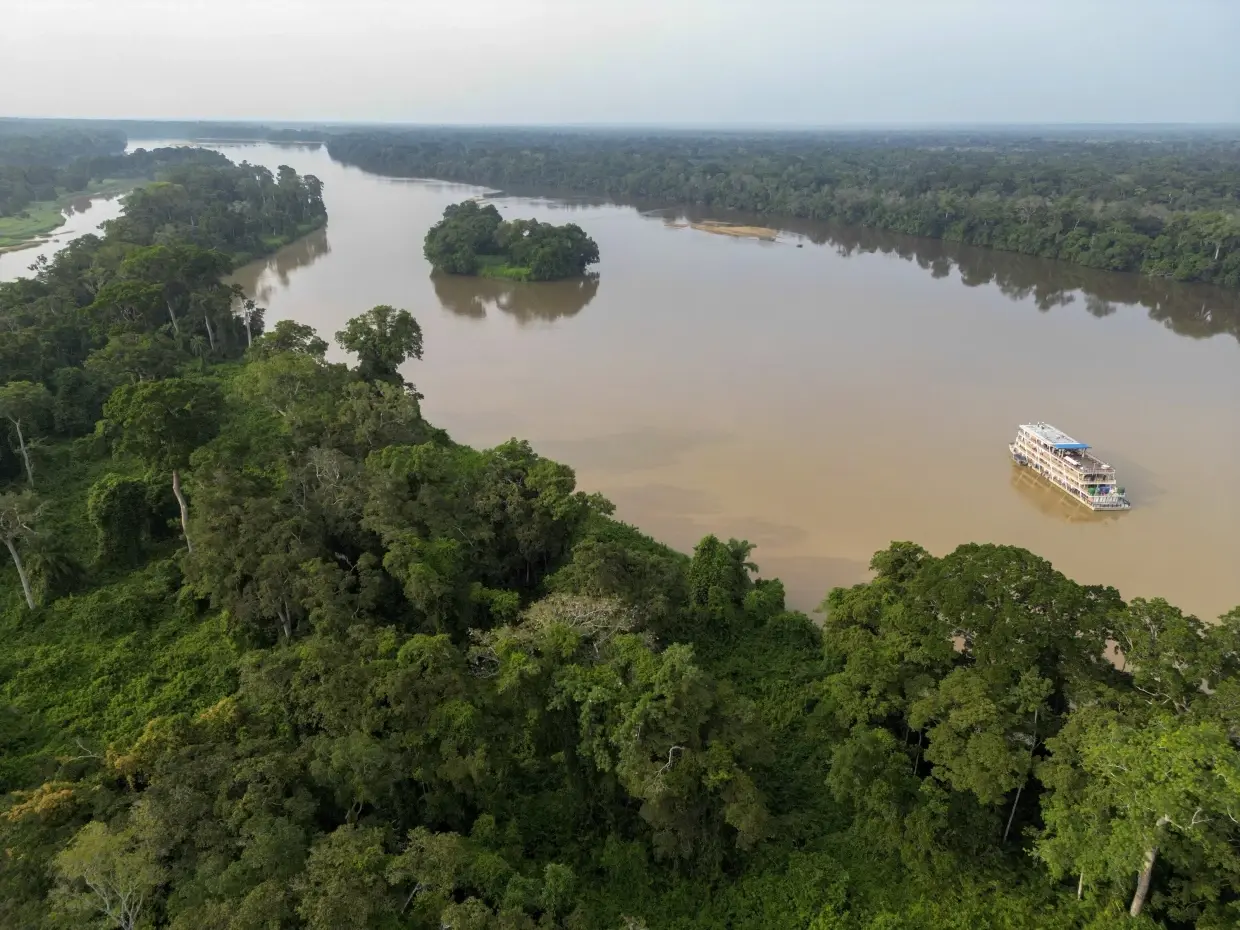 Boat on the Alima River.png