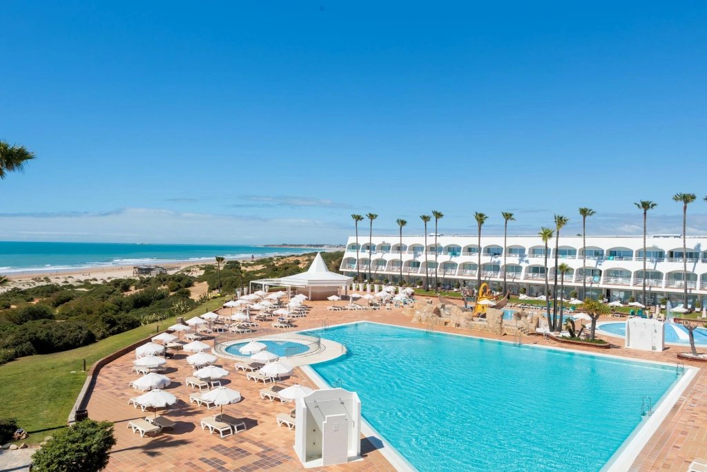 pool_and_sea_view.jpg