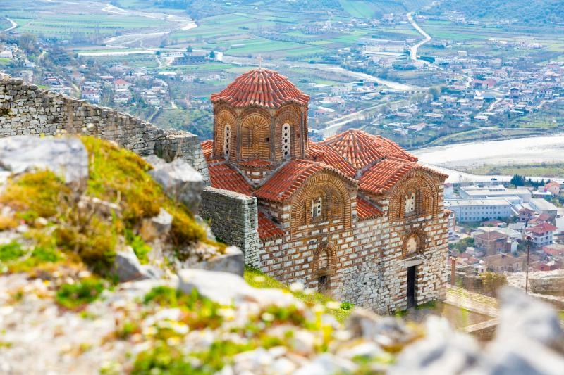 Eglise_trinite_berat_AdobeStock_717285713.jpg