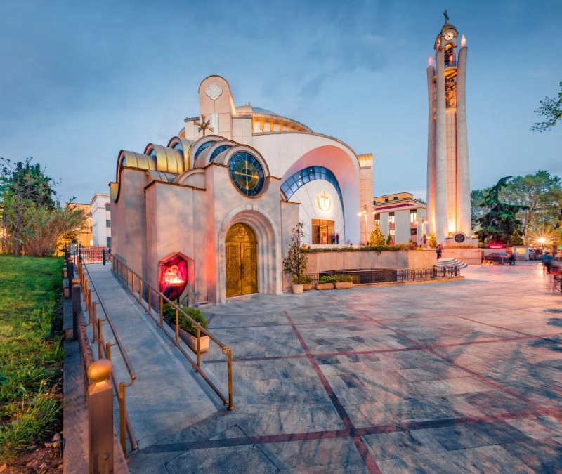 Cathedrale_orthodoxe_Tirana_AdobeStock_443015315.jpg