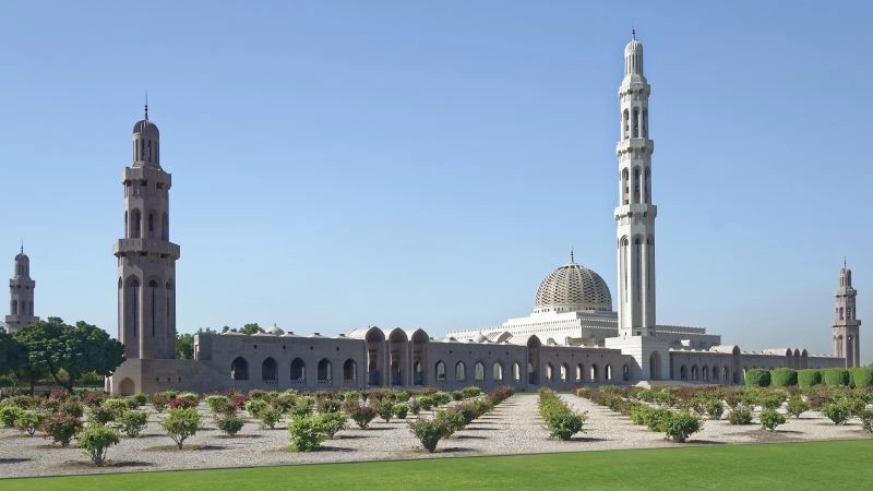 Sultan_Qaboos_Grand_Mosque,_Muscat,_Oman.jpg