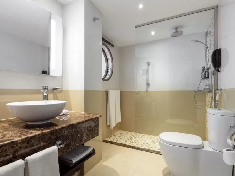 crowne-plaza-muscat-BATHROOM.jpg