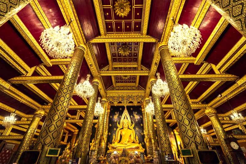 bouddha_temple_Wat_Phra_Sri_Rattana_Mahathat_AdobeStock_243350370.jpg