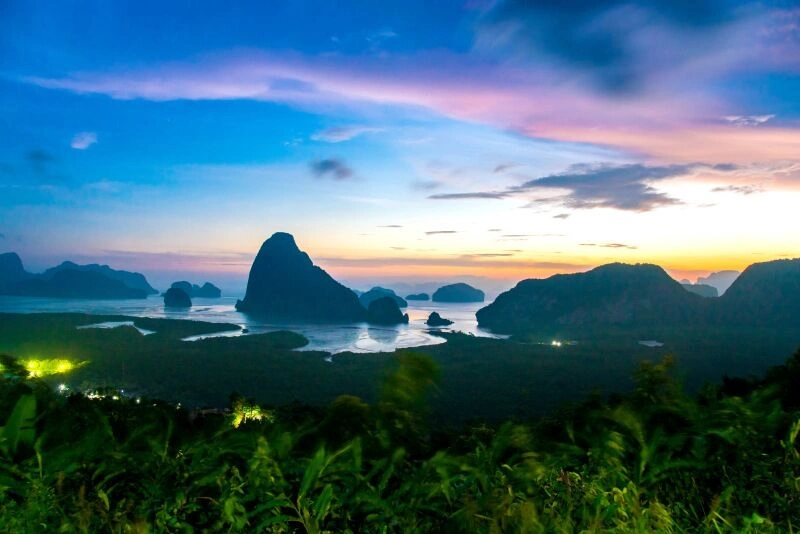 Baie_Phang_Nga_AdobeStock_162799920.jpg