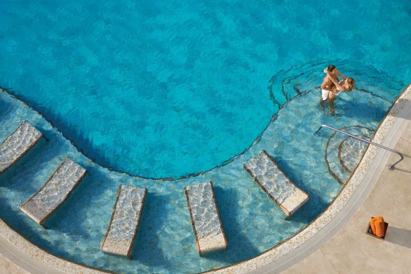 02_InfinityPool-Couple.jpg