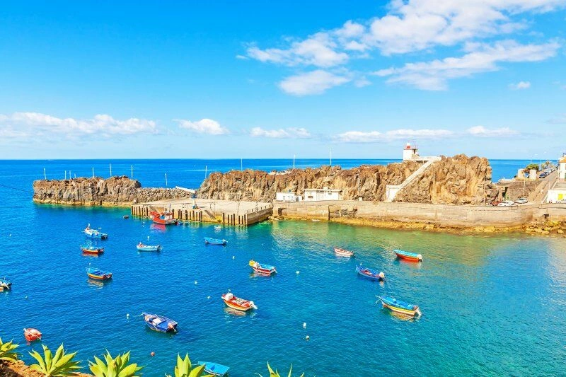 Camara_de_Lobos__Port_AdobeStock_98729129.jpg