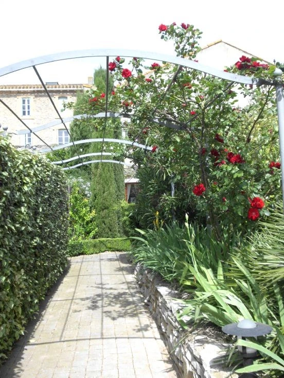 Jolie maison de charme avec jardin à l'anglaise et piscine