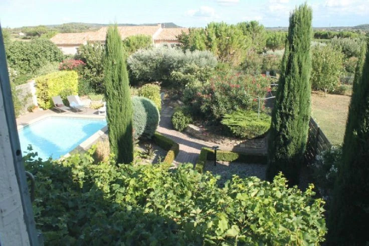 Jolie maison de charme avec jardin à l'anglaise et piscine
