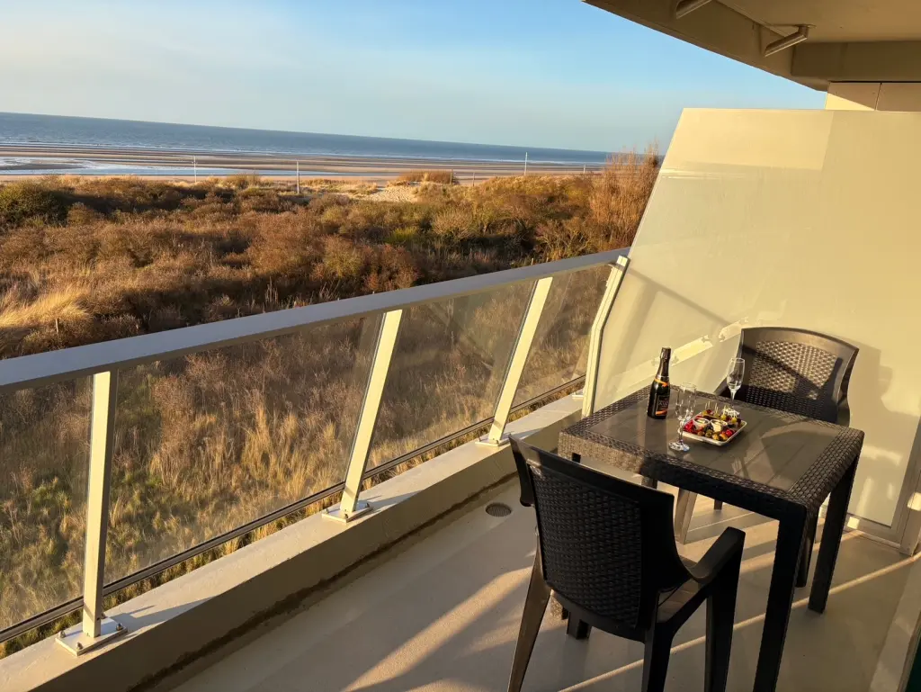 Studio avec vue frontale sur la mer et grande terrasse
