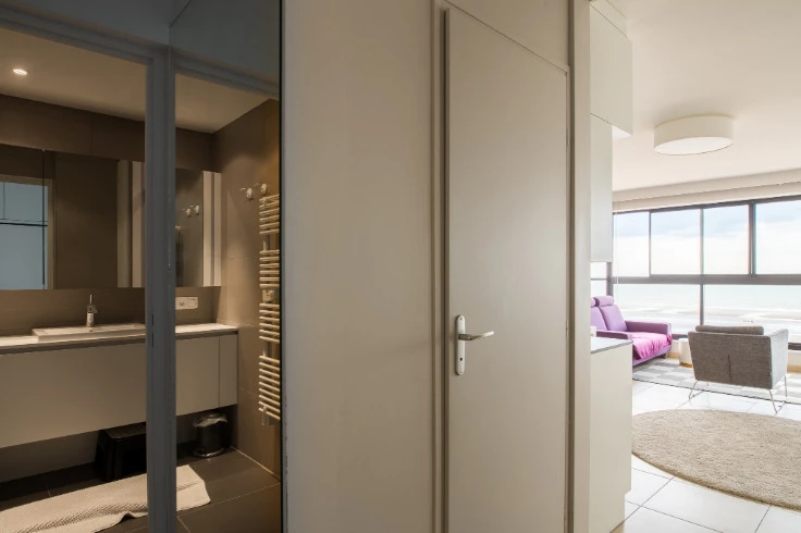 SUPERBE STUDIO MODERNE! VUE FRONTALE SUR MER!