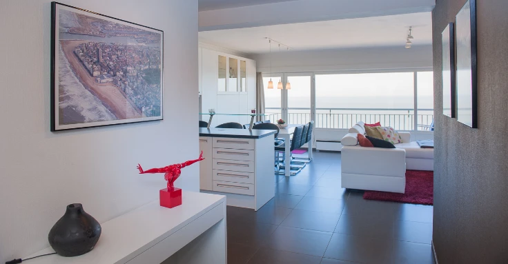 Appartement spacieux et rénové avec vue panoramique sur la mer.