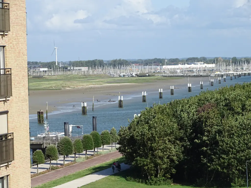 Studio orienté vers le sud avec une vue ouverte sur le canal du port