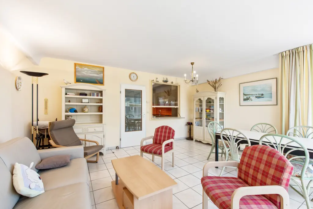 à LOUER Appartement 3 chambres- belle vue latérale sur mer 