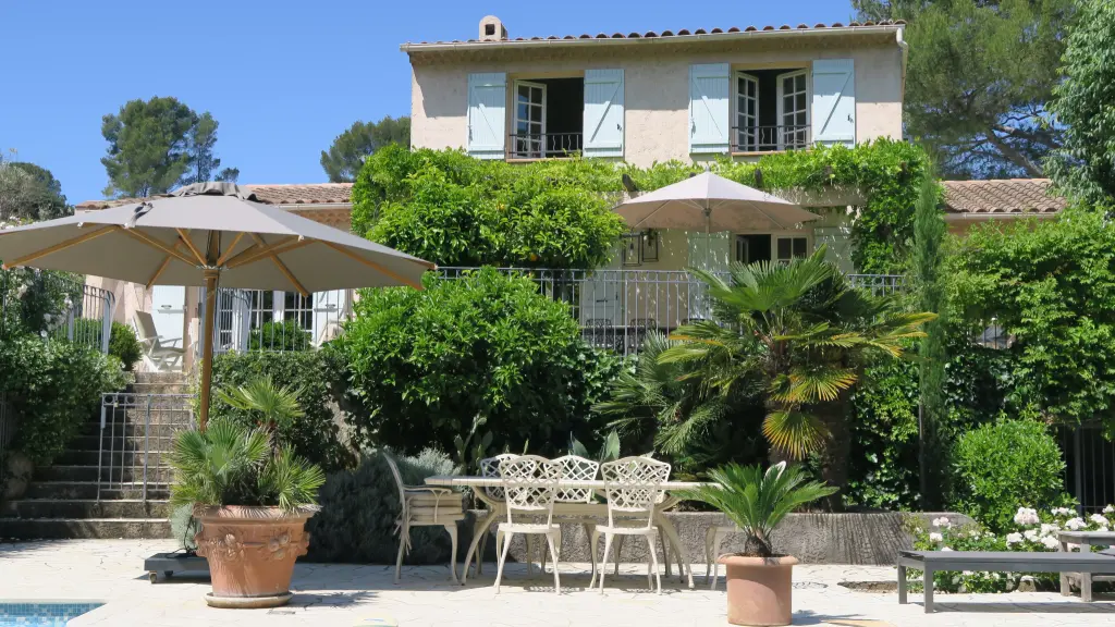 villa dans le var avec très beau jardin sans vis à vis  et piscine proche  de la mer