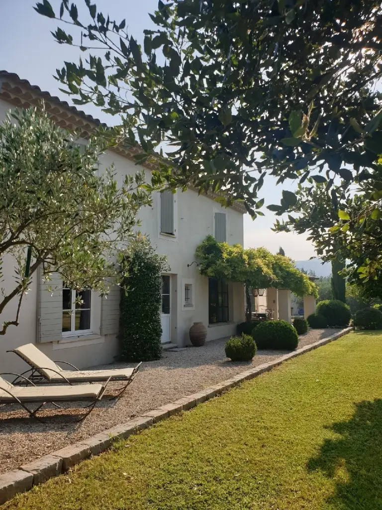 Entre Luberon et Alpilles, mas provençal dans son oliveraie et sa piscine privée