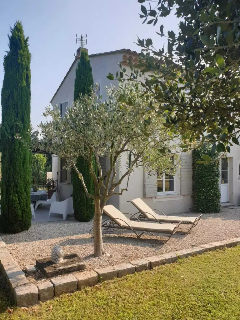 Entre Luberon et Alpilles, mas provençal dans son oliveraie et sa piscine privée