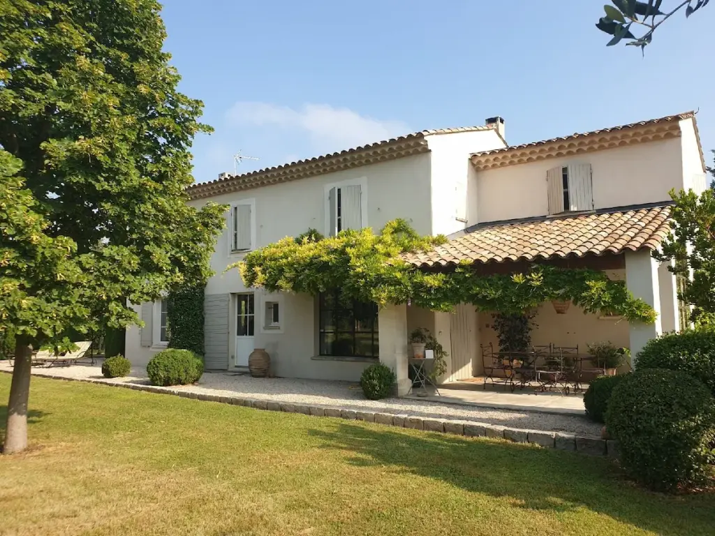 Entre Luberon et Alpilles, mas provençal dans son oliveraie et sa piscine privée