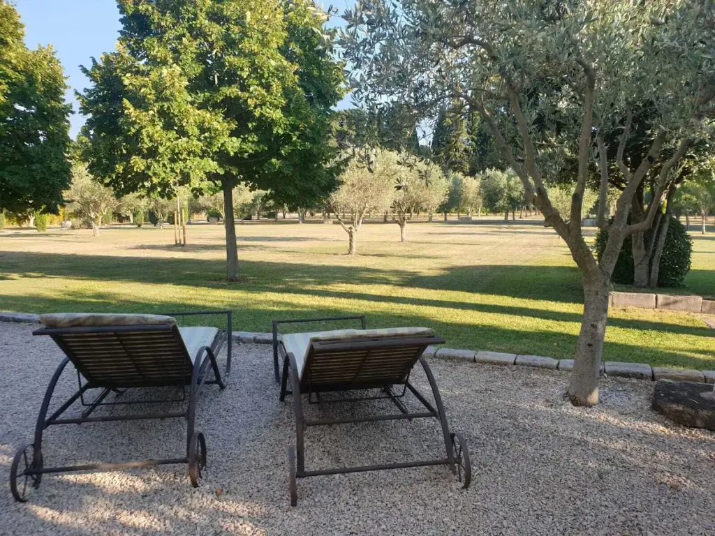 Entre Luberon et Alpilles, mas provençal dans son oliveraie et sa piscine privée