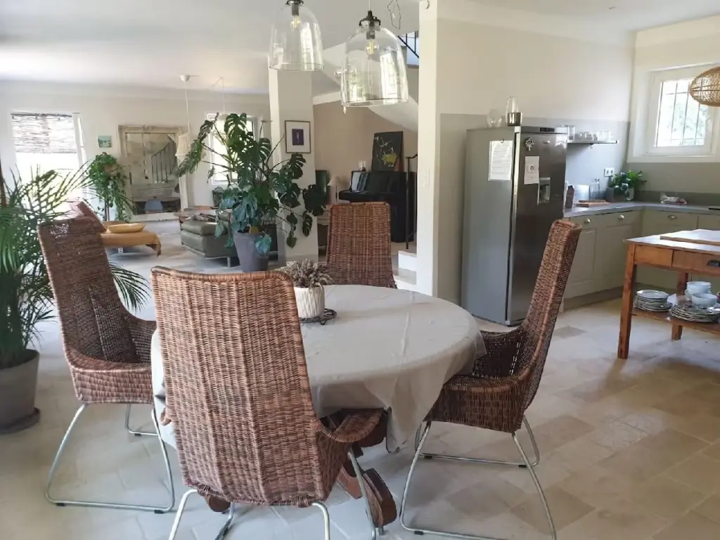 Entre Luberon et Alpilles, mas provençal dans son oliveraie et sa piscine privée