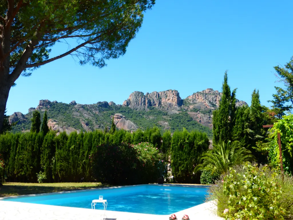 Côte d'Azur - ROQUEBRUNE SUR ARGENS  villa familiale spacieuse et confortable avec PISCINE et AIRCO
