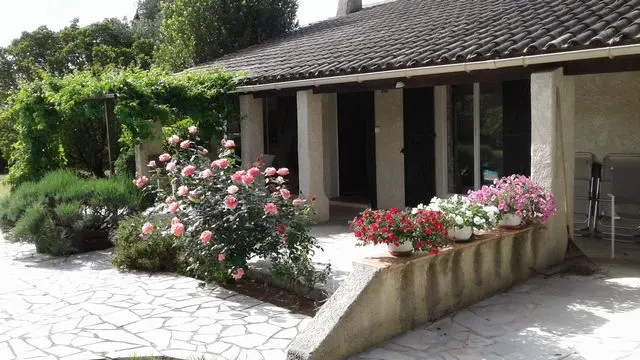 Côte d'Azur - ROQUEBRUNE SUR ARGENS  villa familiale spacieuse et confortable avec PISCINE et AIRCO