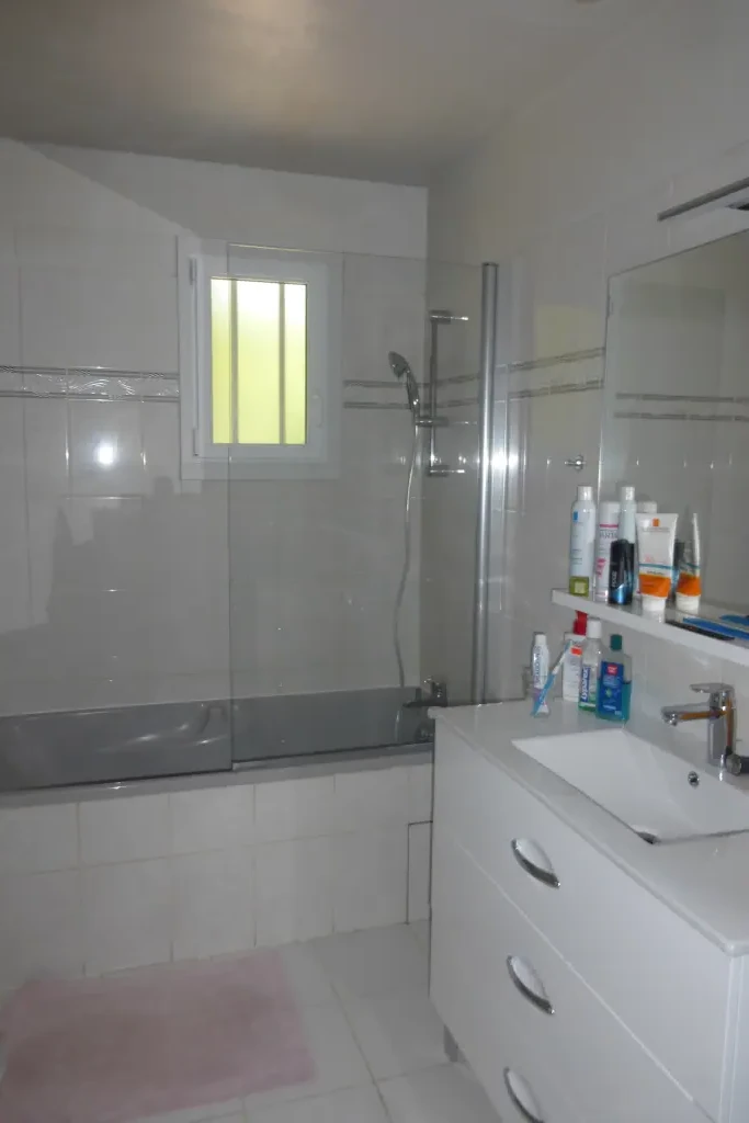 Côte d'Azur - ROQUEBRUNE SUR ARGENS  villa familiale spacieuse et confortable avec PISCINE et AIRCO